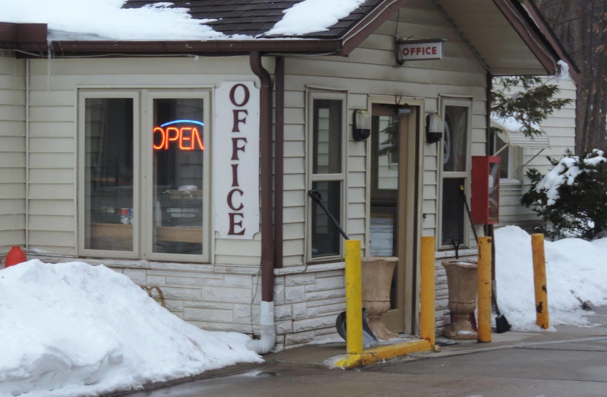 Gratiot View Motel Shields Екстериор снимка